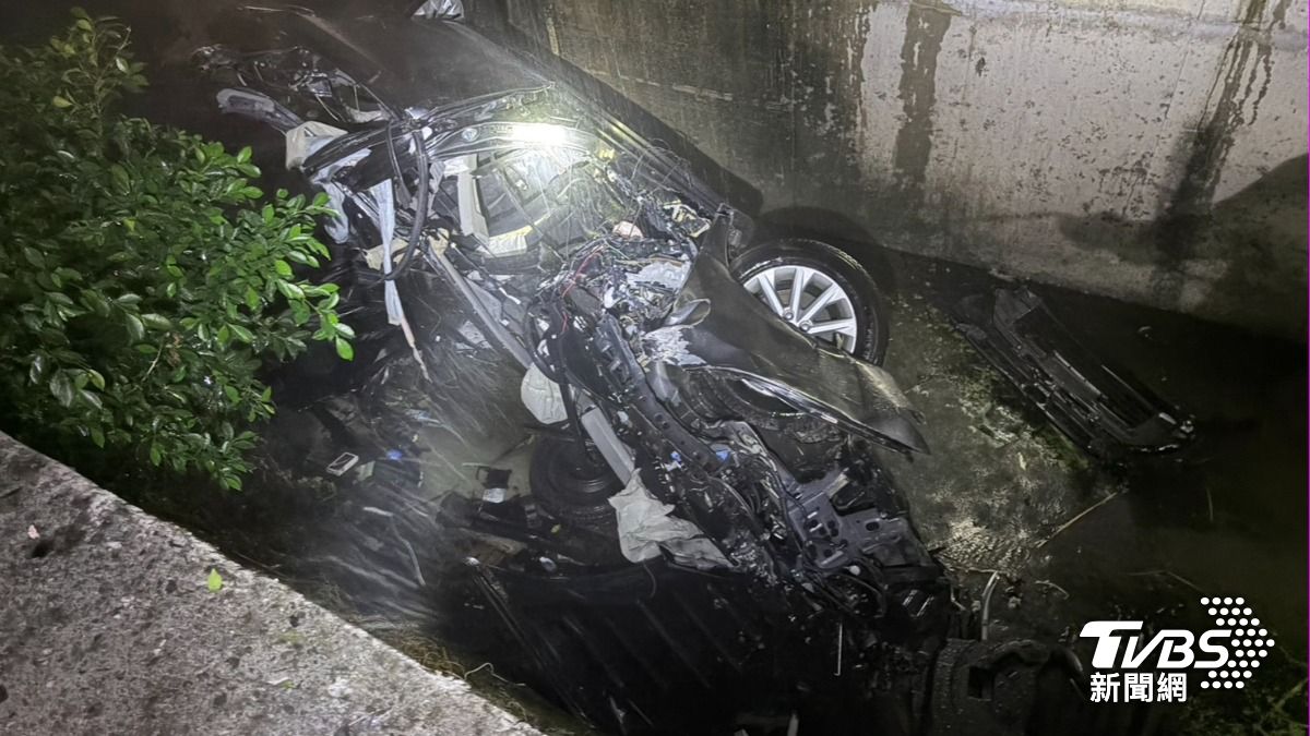 嘉義轎車撞電杆「衝破護欄墜水溝」 22歲駕駛頭部重創亡