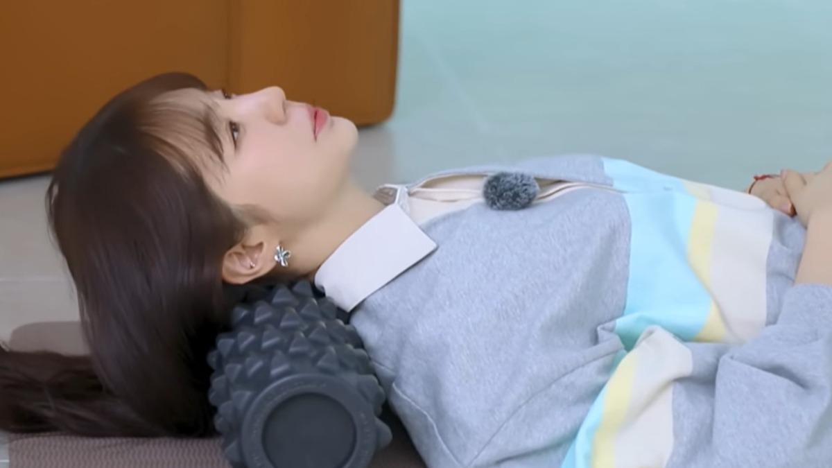 尹恩惠推薦泡沫軸按摩後頸消水腫。(圖/翻攝自YT@윤은혜의 EUNHYELOGIN)