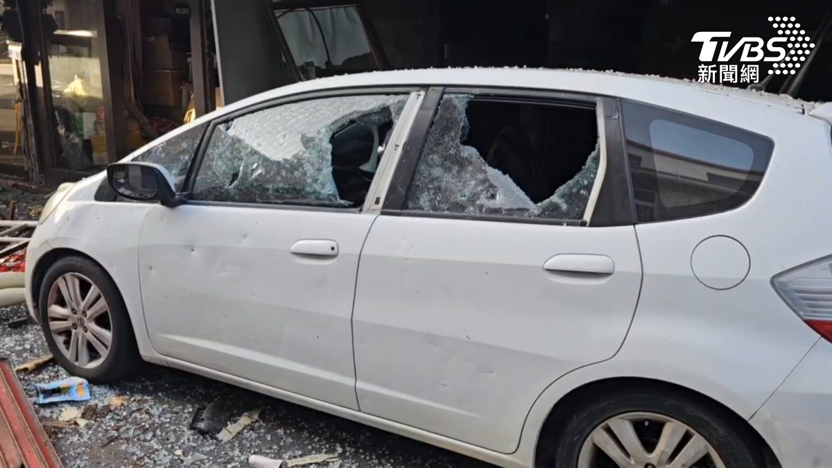 氣爆周邊多輛停放的轎車車窗全破，板金凹陷。（圖／TVBS）