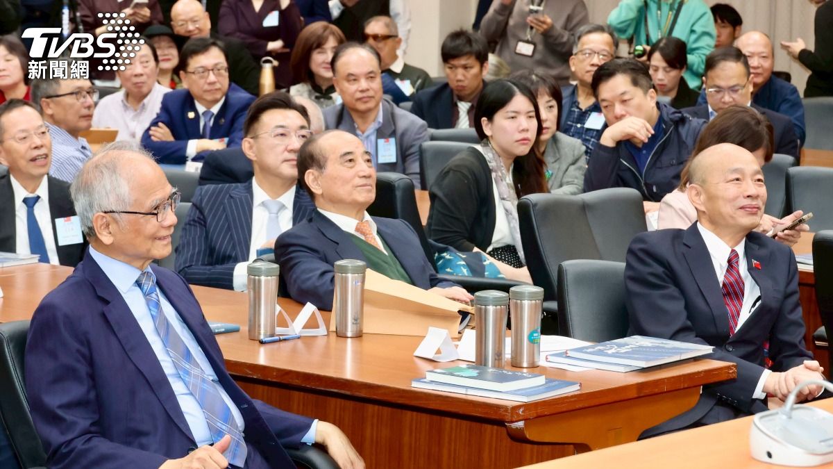 前立法院院長游錫堃(左)舉辦新書發表會,韓國瑜(右)與王金平應邀出席。(圖/潘建樺攝)