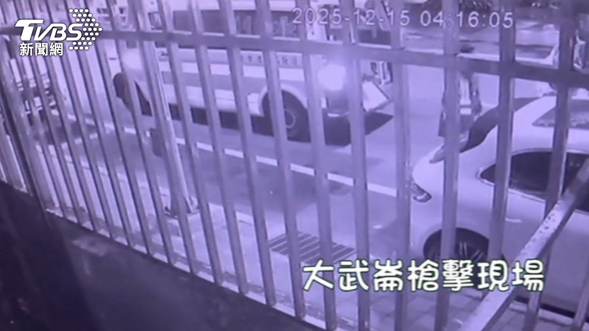 命案現場救援畫面曝光，警消到場時被害人已明顯死亡。（圖／TVBS）