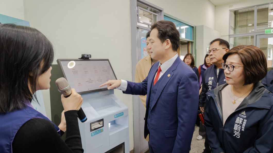代理市長實際操作「QTax 稅快辦~稅務自動化服務機」。(圖片來源:新竹市政府)