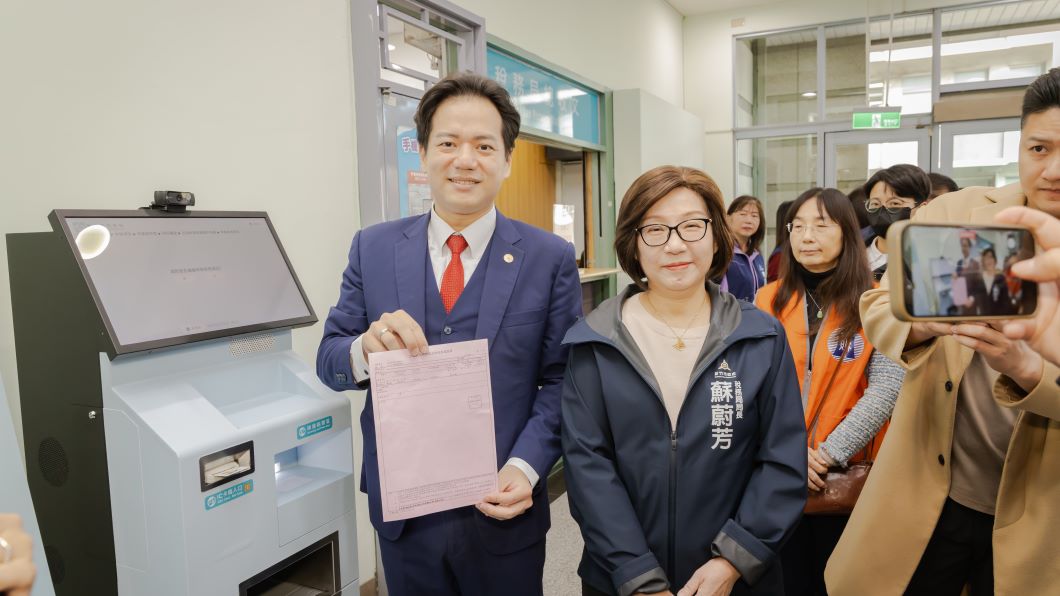 代理市長實際操作「QTax 稅快辦~稅務自動化服務機」。(圖片來源:新竹市政府)