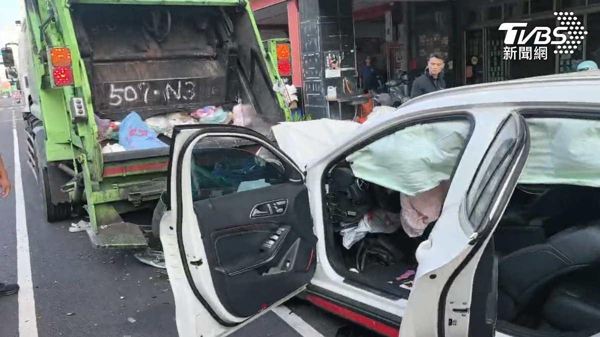 肇事車輛引擎蓋嚴重變形，車頭全毀，顯示撞擊力道之大。（圖／TVBS）