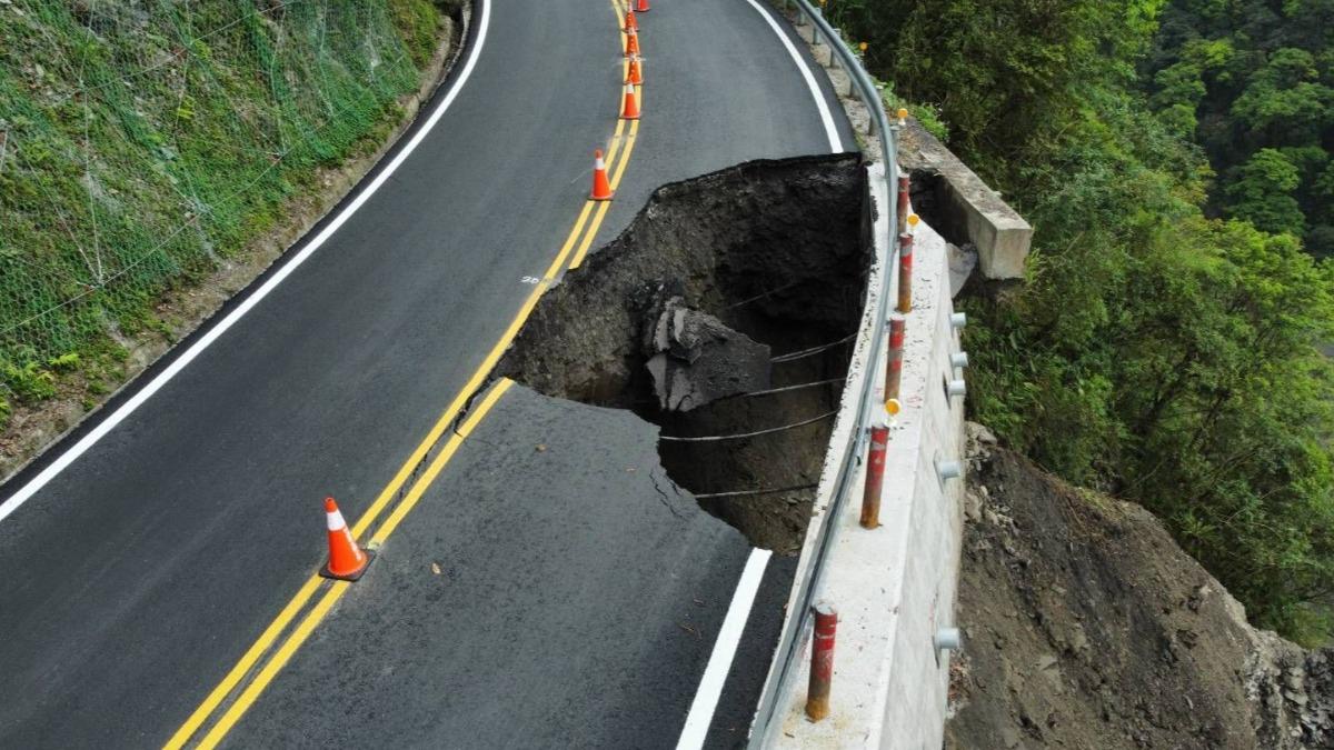 太平山7K路基流失近30公尺 分階段復建拚雙線通行。(圖/TVBS)