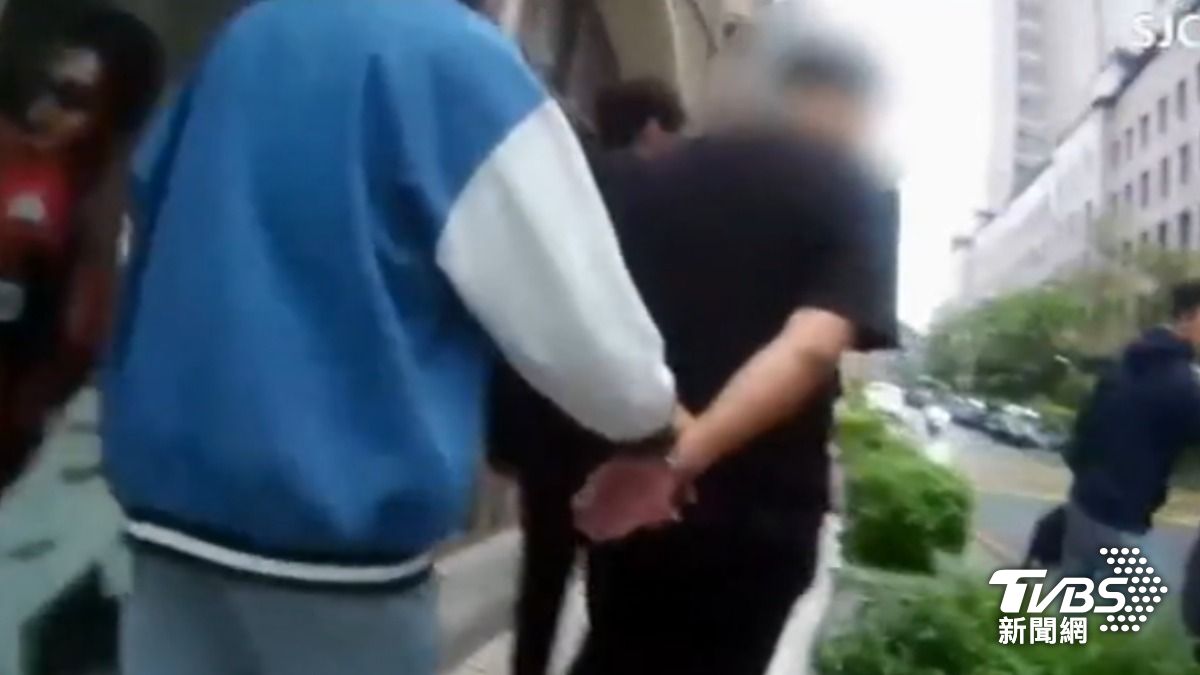 黑色上衣男子被雙手上銬,他是車手來面交,沒想到被埋伏警察,當場逮捕。(圖/TVBS)