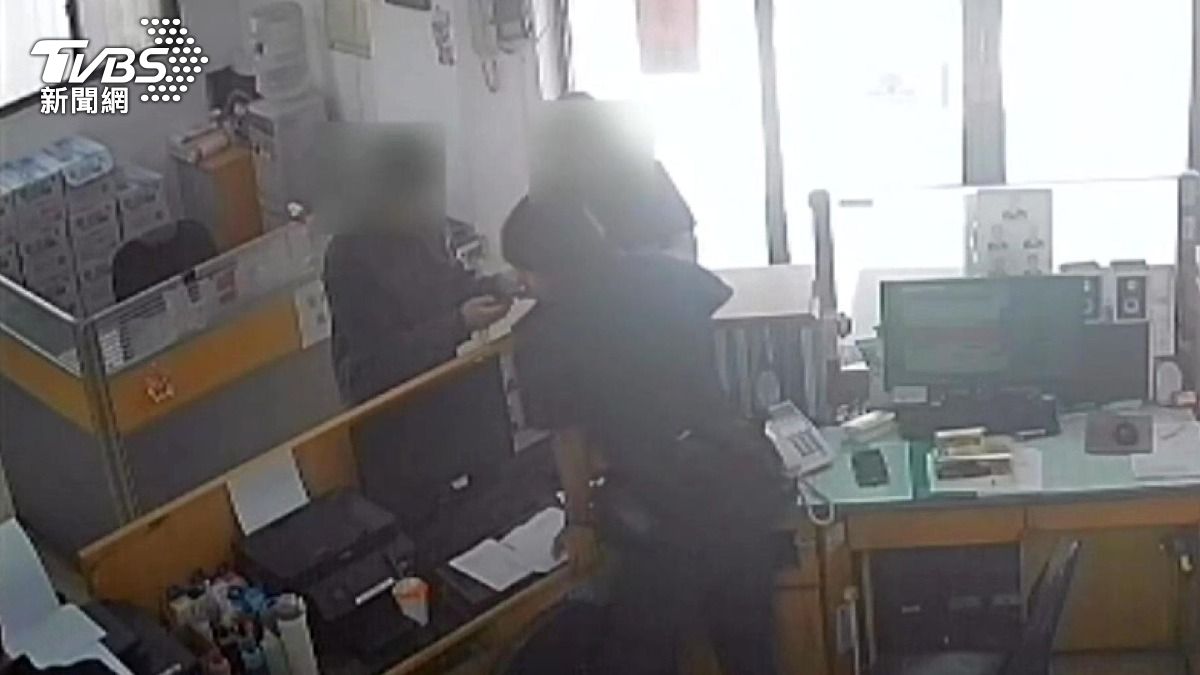 韓國情侶在台中旅遊期間，錢包遺失在公車上，警員聯繫客運業者尋獲錢包。(圖／警方提供)