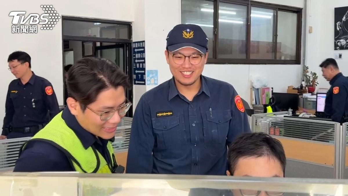 警員楊閎宇回憶當時情況，他使用Google翻譯工具了解韓國遊客的需求。(圖／TVBS)