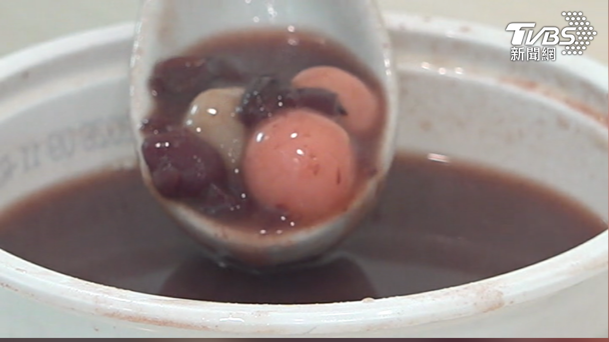 超商微波紅豆湯圓,拚懶人商機。(圖/TVBS)