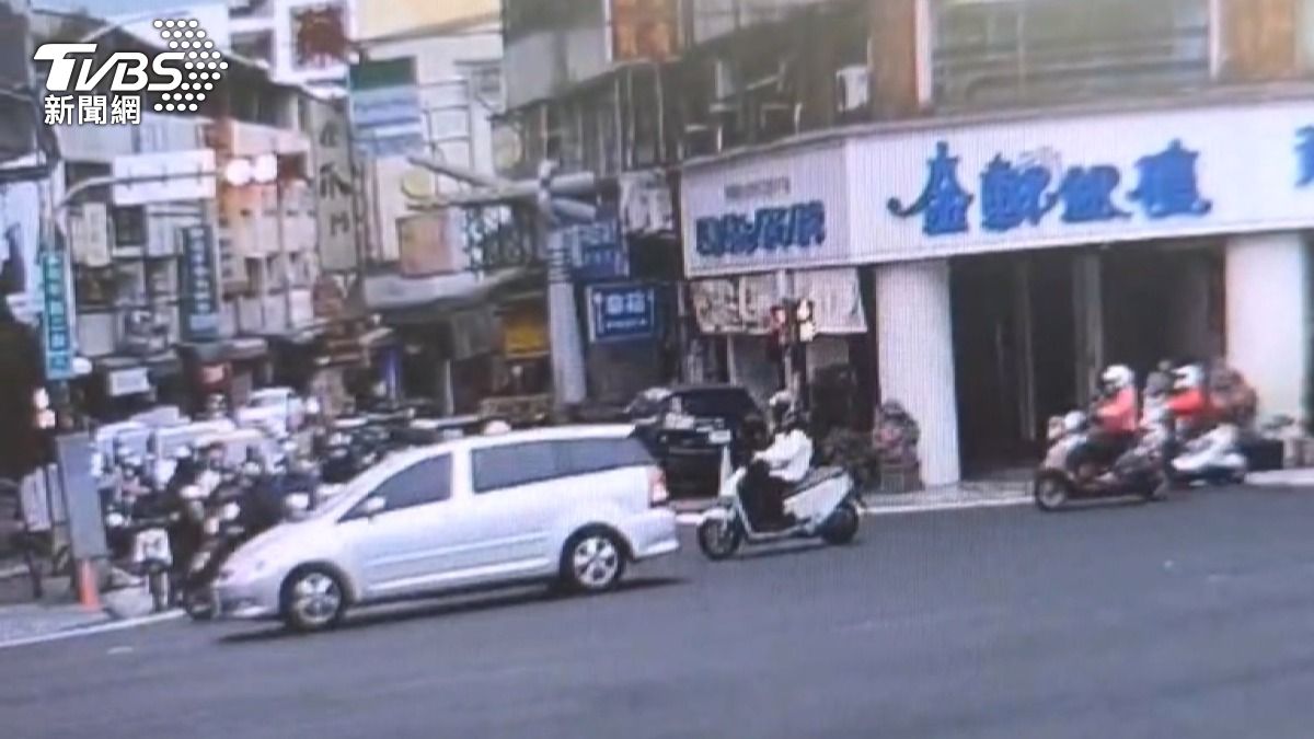 機車變保齡球!台中尖峰5車連環撞,檔車衝進「待轉區釀2傷」 。(圖/民眾提供)