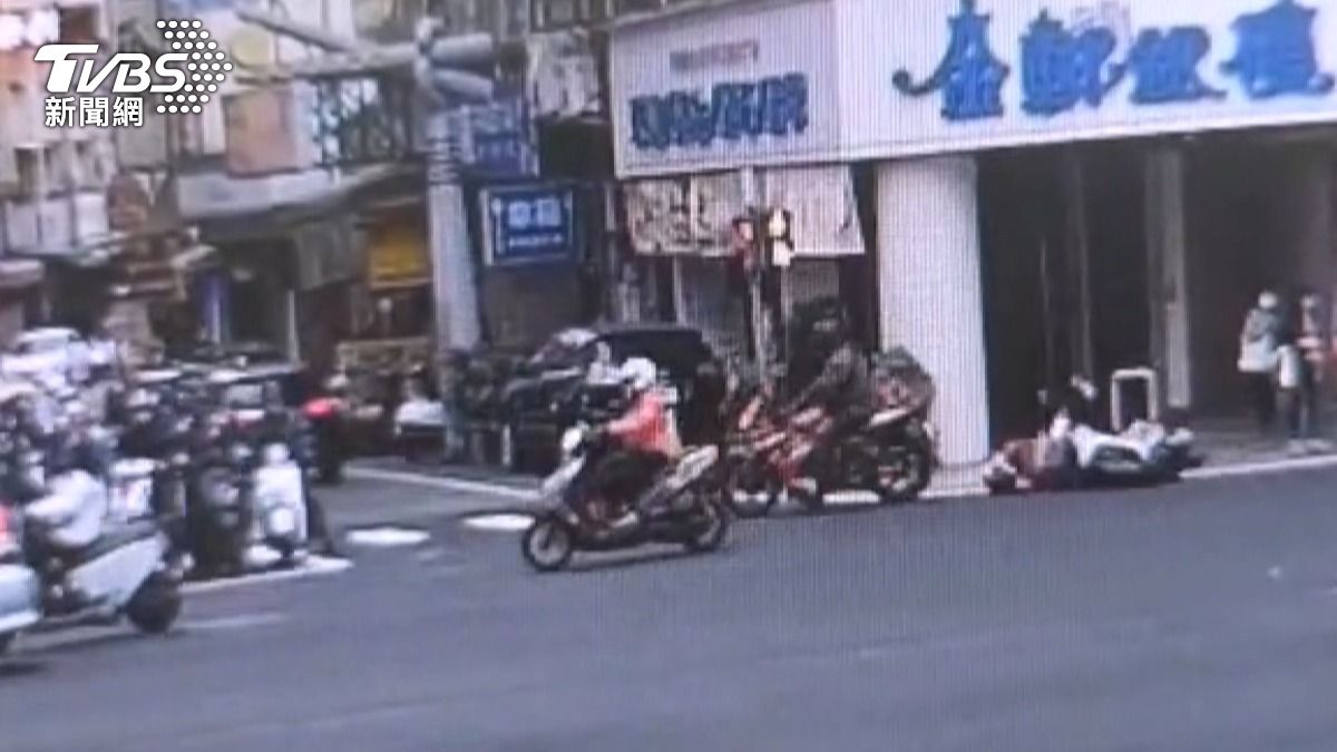潘姓騎士失控撞入待轉區,導致三名正在等候紅燈的機車騎士遭波及。(圖/民眾提供)