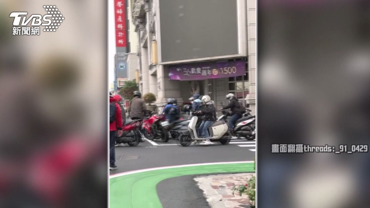 碰撞瞬間,潘姓騎士則失控撞入機車待轉區。(圖/翻攝threads)