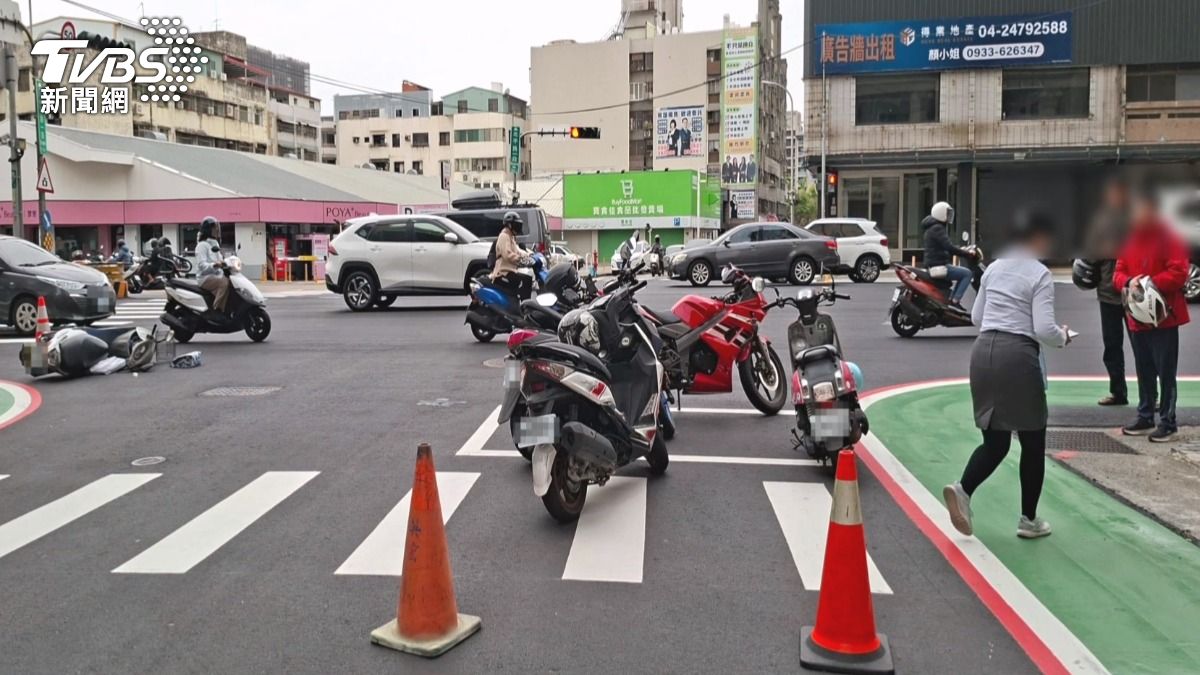 所幸機車速度不快,否則滑出去就會像保齡球一樣撞擊其他車輛 。(圖/TVBS),否則滑出去就會像保齡球一樣撞擊其他車輛 。(圖/TVBS)