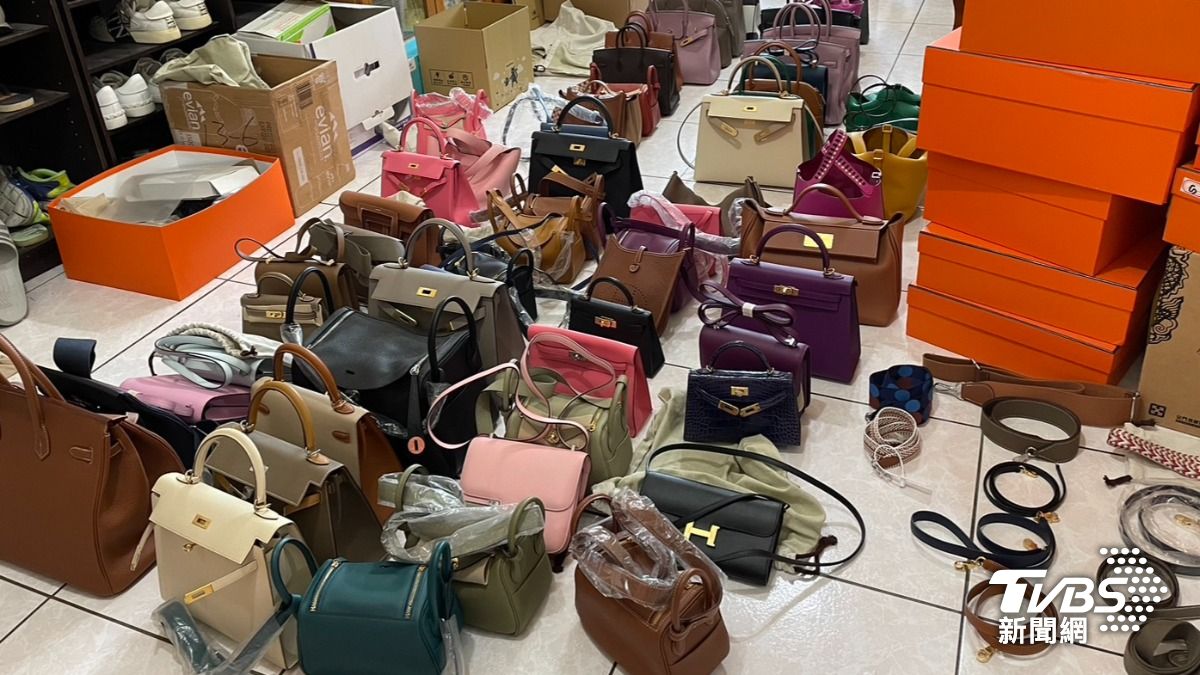 警方查獲業者仿製愛馬仕、香奈兒等名牌包,作工精細用肉眼根本難辨真假。(圖/TVBS)