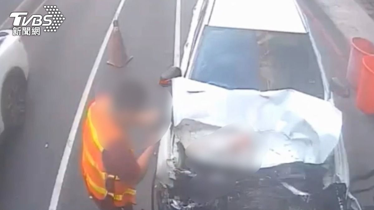 垃圾車駕駛下車跑到後方查看,見到女友夾扁在兩車中間崩潰求救。(圖/TVBS)