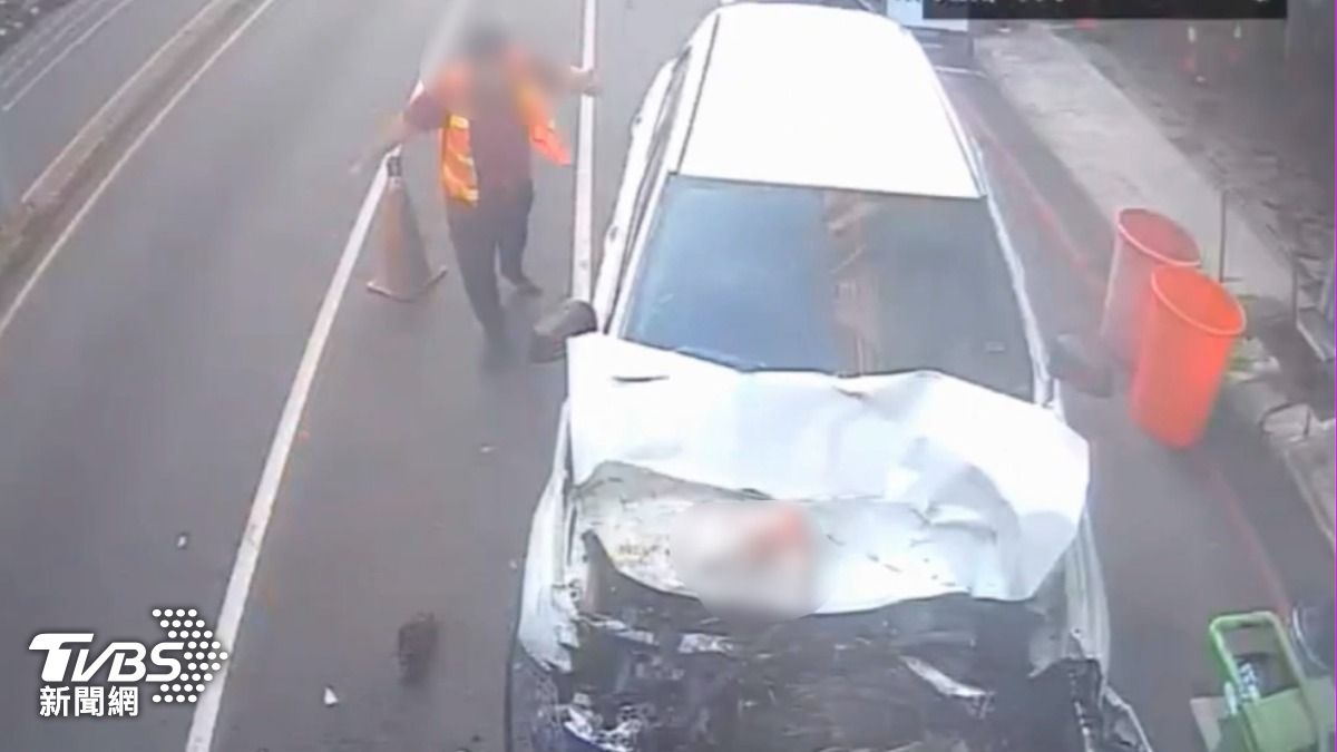 垃圾車駕駛說,作業時都有擺放三角錐示警。(圖/TVBS)