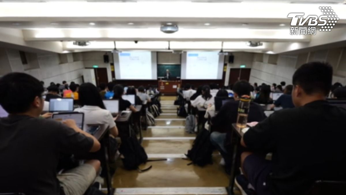 Z世代回學校進修 （圖／ＴＶＢＳ）