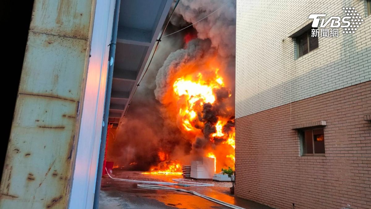 大發工業區工廠大火。（圖／TVBS）