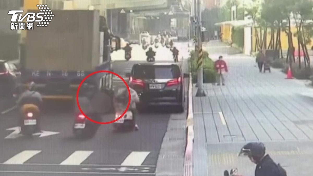 撞擊畫面曝!中和女騎士閃違停車 遭大貨車輾過「大腿斷肢」