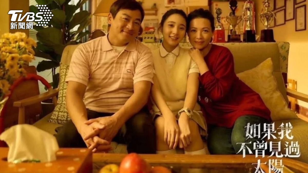 江宏恩(左起)和李沐及陳孝萱飾演一家人。(圖/Netflix提供)