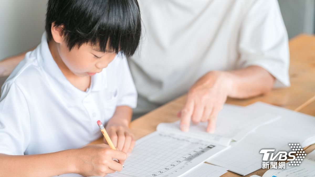 看不懂「國中作業」!他崩潰喊全忘光 網認:國小題就不會了