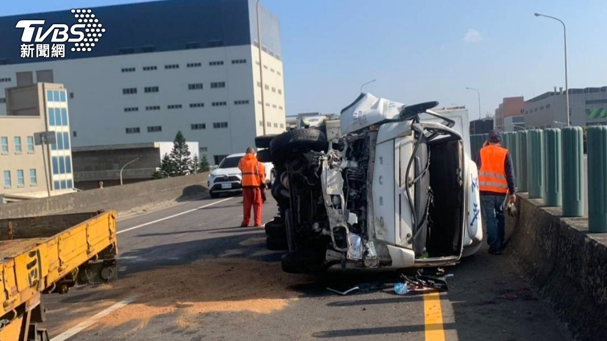 桃園砂石車變道失控!撞翻小貨車「夾護欄」 駕駛急送醫