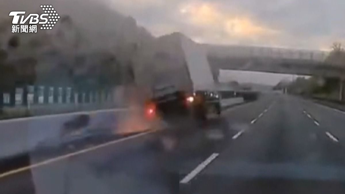 苗栗2車禍!國道貨車恍神撞分隔島,48歲女台13線自撞墜橋 。(圖/民眾提供)