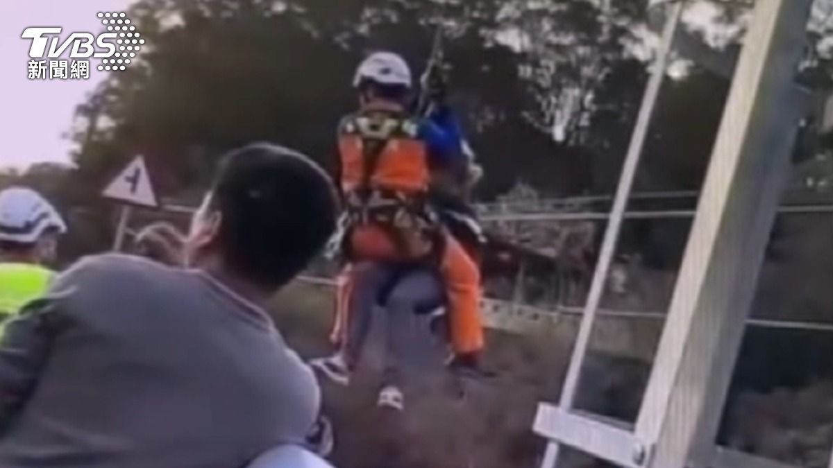 陳姓女駕駛行經台13線老田寮橋路口時,因不明原因自撞並連人帶車翻落橋下。(圖/民眾提供)