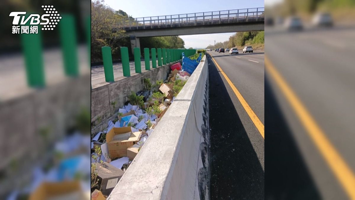 貨車鷗翼門掀起,大量貨物掉落在分隔島內,溝道中滿是紙箱和雜物。(圖/民眾提供)