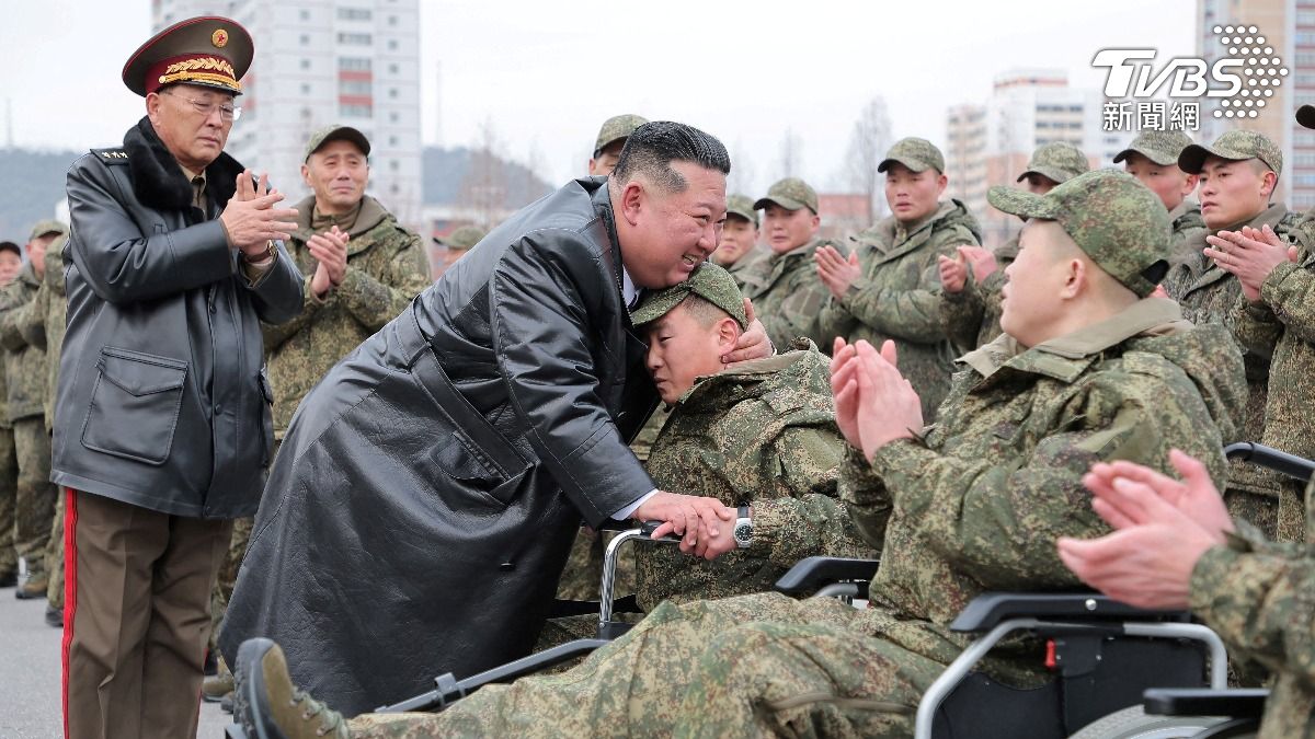 北韓領導人金正恩在平壤歡迎儀式上擁抱赴俄作戰的傷兵　（圖／達志影像路透社）　