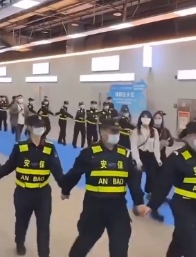網友透露高圓圓排場很大。(圖/翻攝自微博)