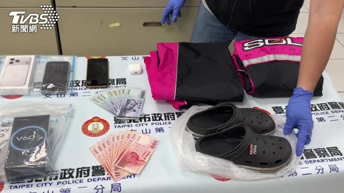 警方查扣贓物與剩餘款項。(圖/TVBS)