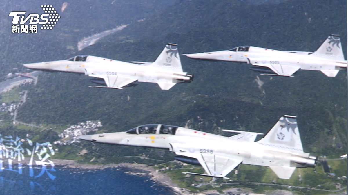空軍桌曆收錄F-5戰機除役前最後衝場英姿,極具收藏價值。(圖/空軍桌曆)