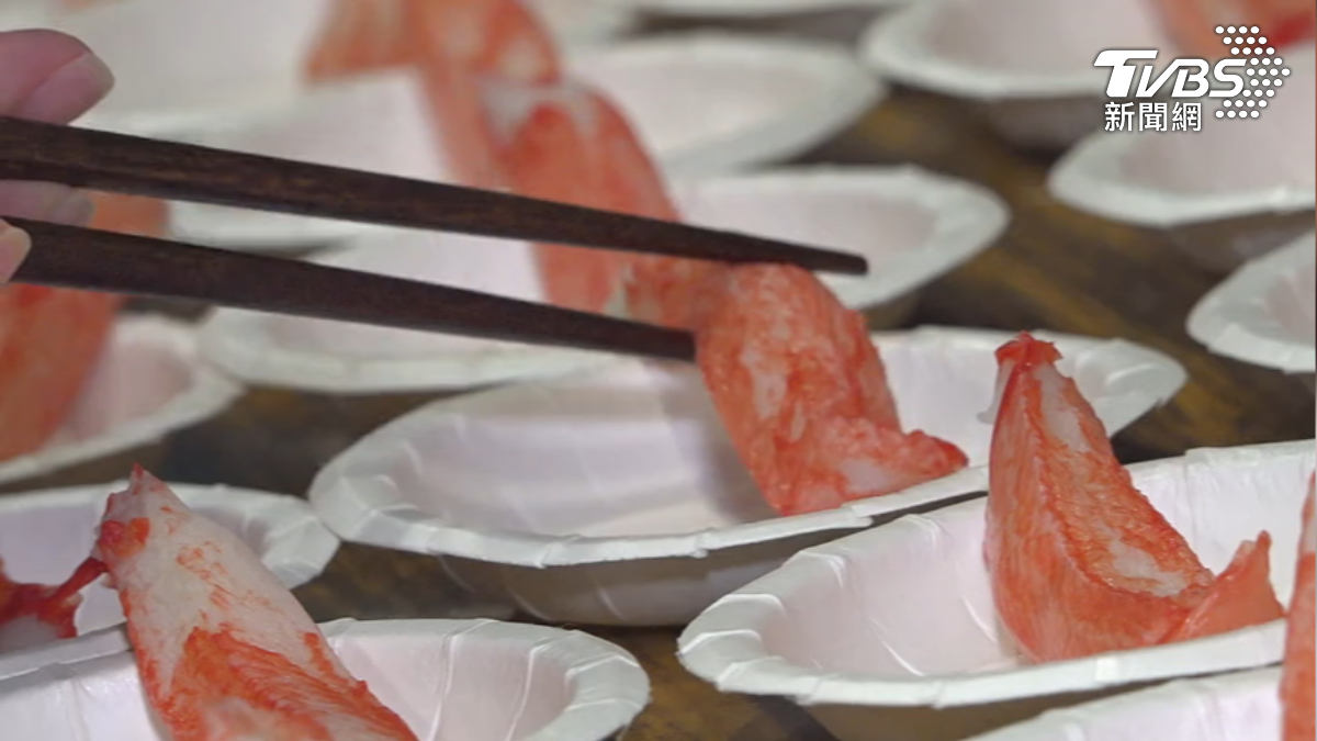 松葉蟹風味棒退冰吃，蒲燒鰻風味片烤箱或氣炸。（圖／TVBS）