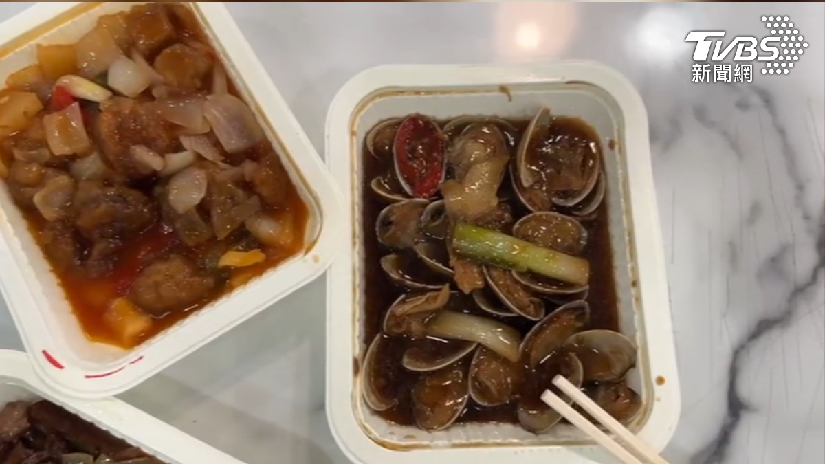 超商推台式熱炒塔香花蛤和鳳梨糖醋肉，冷凍微波食品。（圖／TVBS）