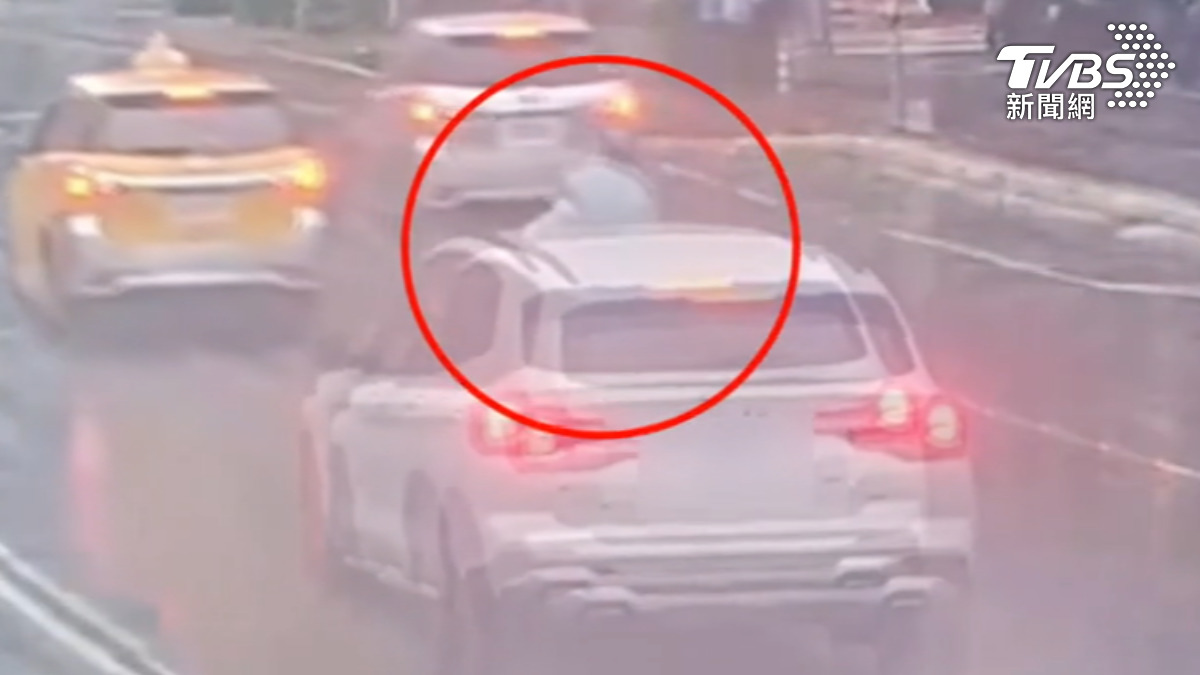運將變換車道,騎士急煞摔車,提告傷害、肇逃。(圖/TVBS)