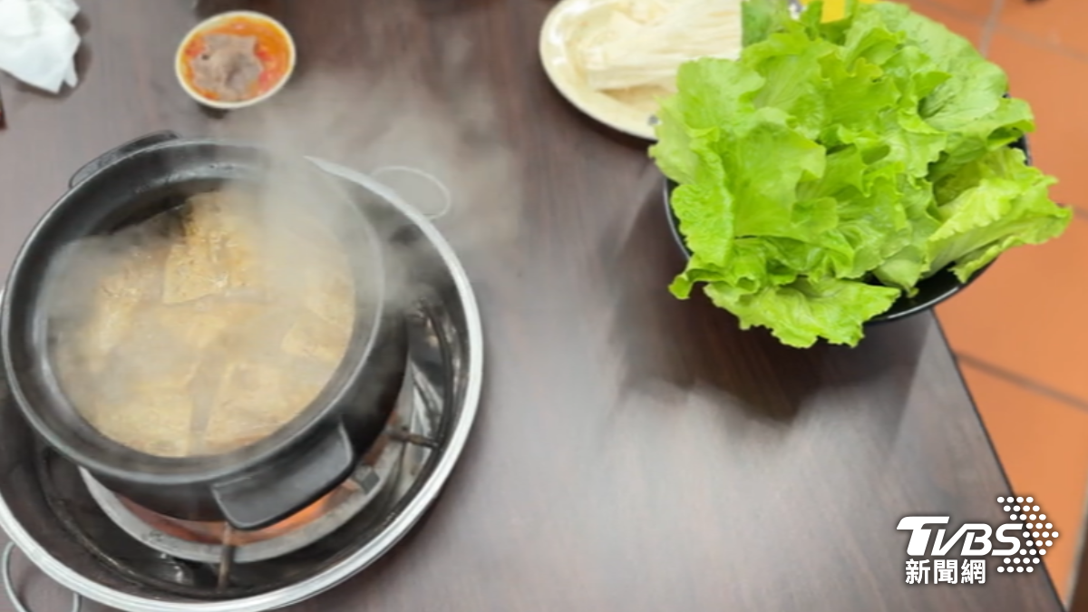 相關業者呼籲炭火羊肉爐加料勿超過頂端凹槽。（圖／TVBS）