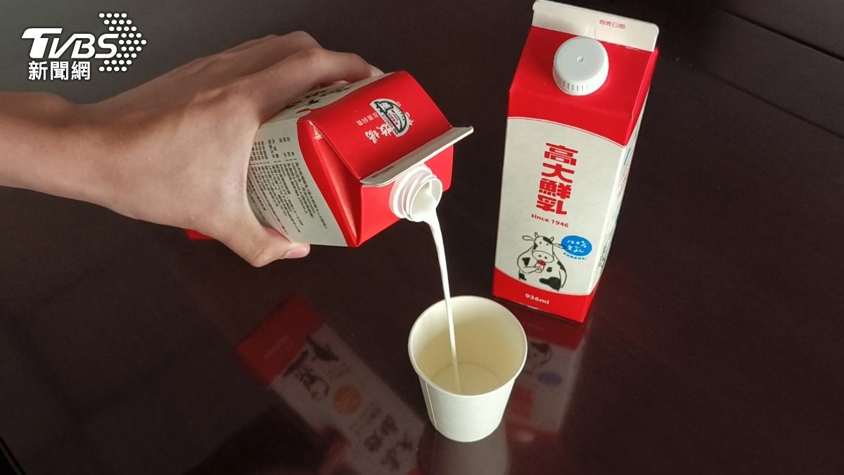 鮮乳公司鬧分家,乳源雖然是同一家牧場,但民眾實際品嚐後能夠分辨出差異。(圖/TVBS)