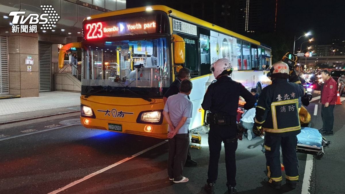 禮讓行人後起駛！北市重慶南路公車、腳踏車碰撞　70歲婦卡車底不治