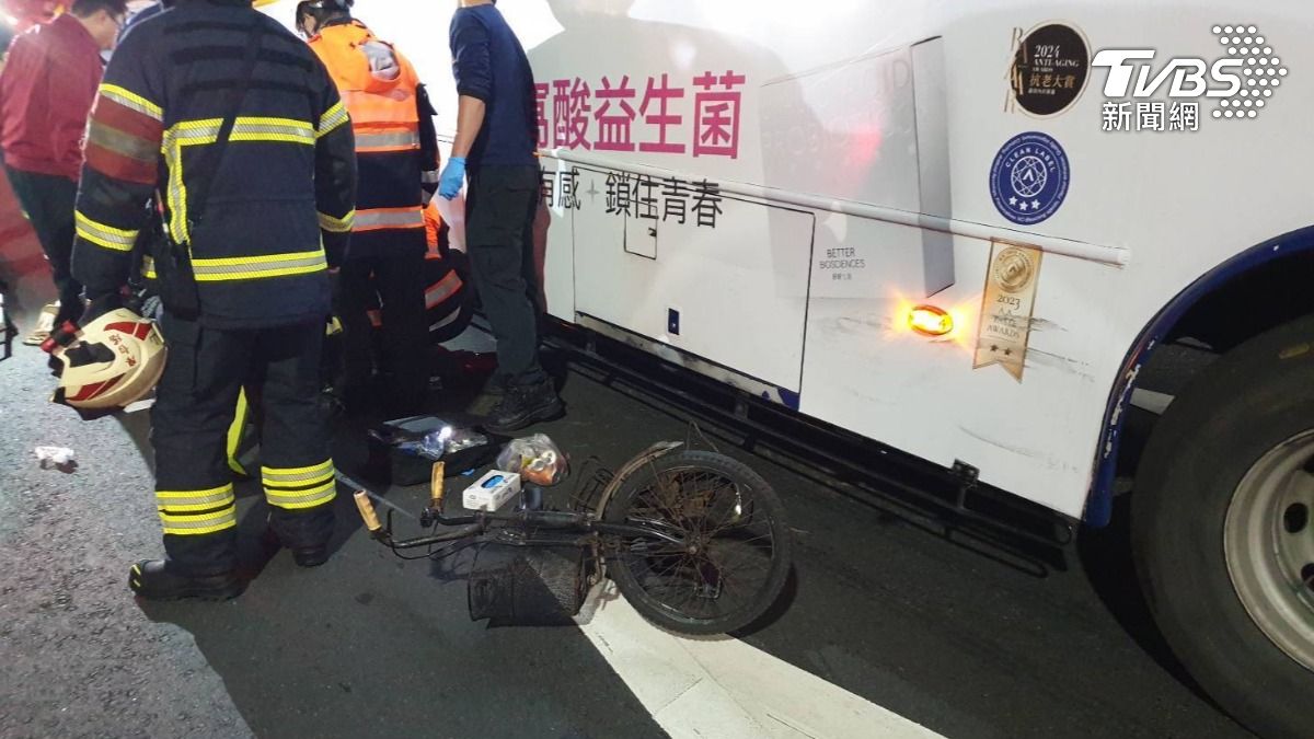 女子騎乘腳踏車與公車發生碰撞。（圖／TVBS）