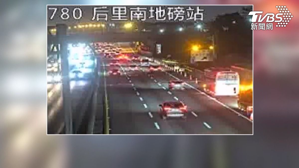 爆胎國光客竟狂飆10公里！乘客早求救　駕駛仍衝過泰安。(圖／TVBS)