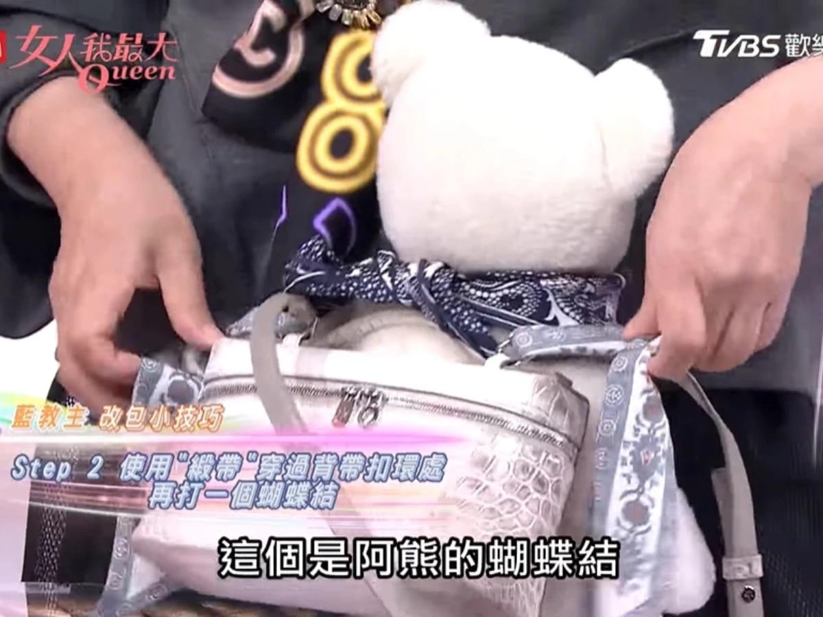 將娃娃綁上領巾和包包固定,又是另一種揹法。(圖/翻攝自YouTube@女人我最大)