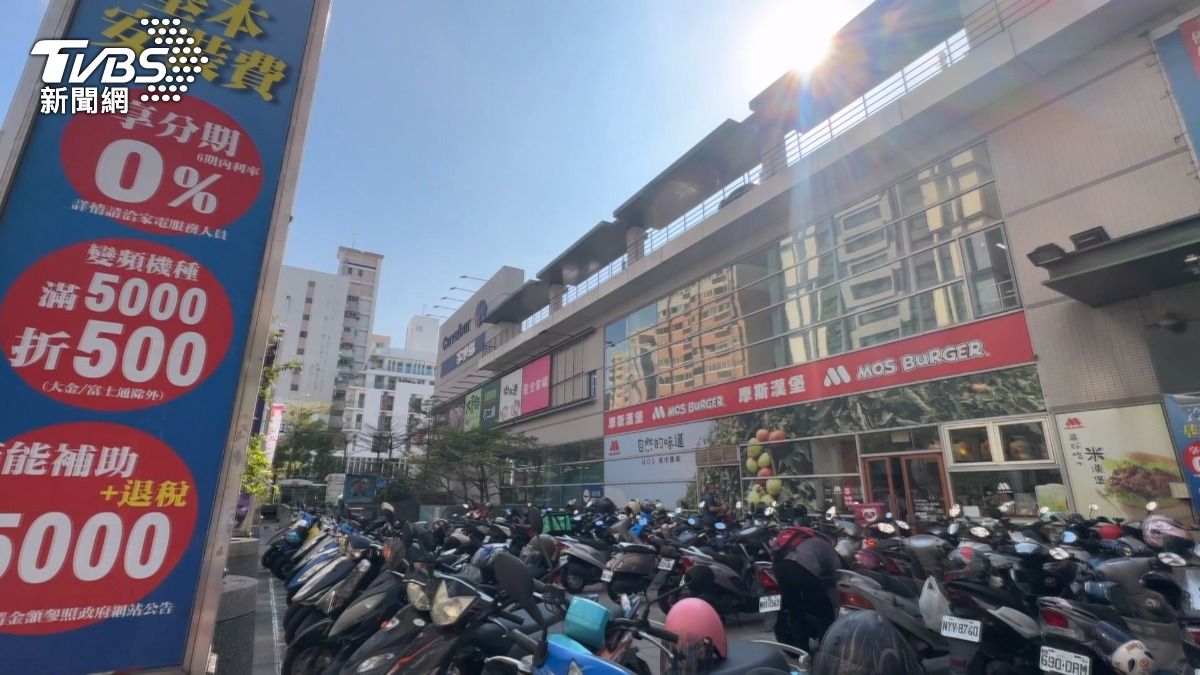 家樂福青海店「不關了」與地主達成共識續營。(圖／TVBS) 