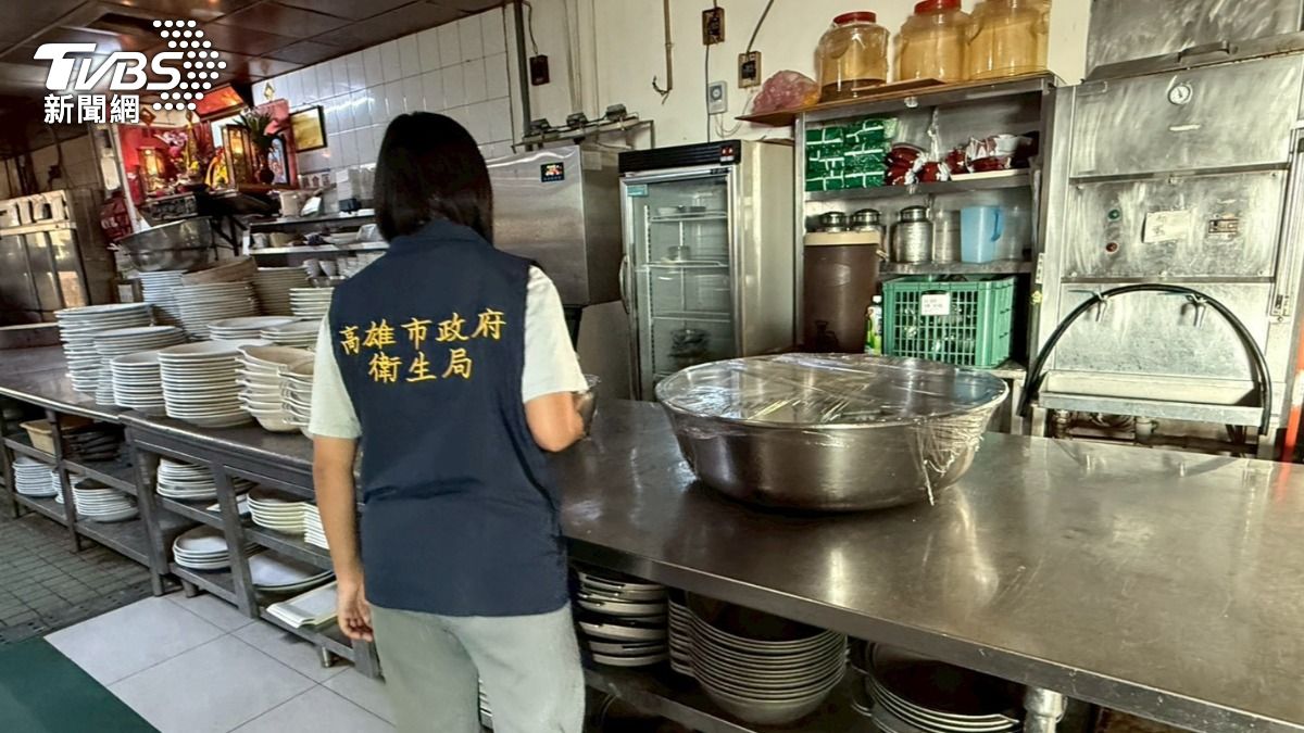 高雄一家飯店傳出11人食物中毒,衛生局人員到廚房稽查。(圖/TVBS)