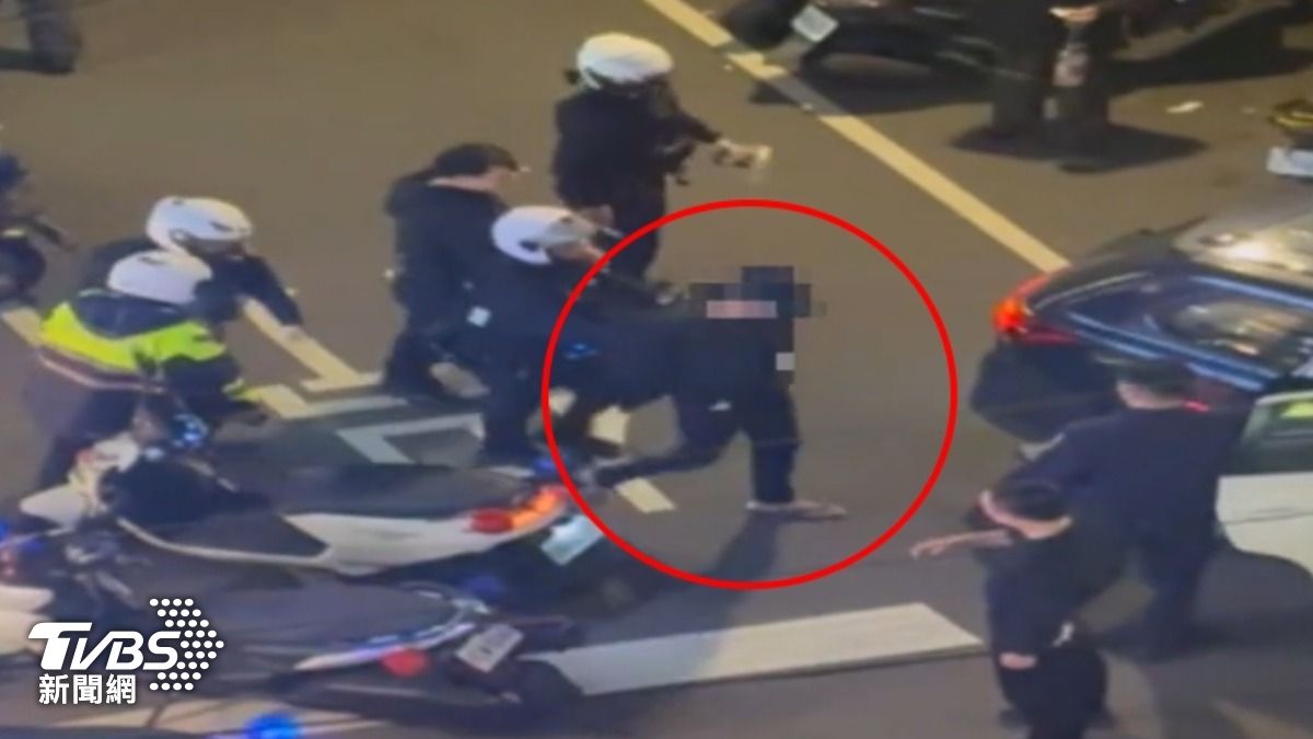疑走路擦撞爆口角，男當街持刀猛刺，被依殺人未遂罪帶回偵辦。 (圖／TVBS)