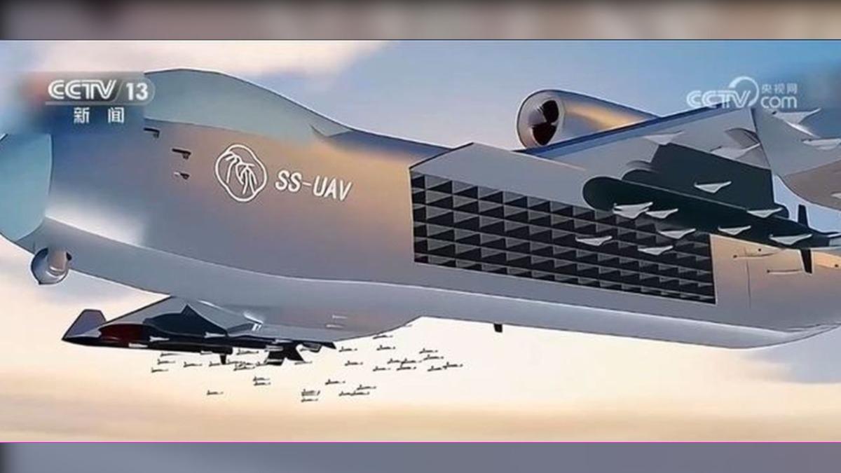 中國官媒新華社宣稱,能作為「無人機空中航艦」的 九天無人機 已完成首飛。標榜機腹的「蜂巢任務箱」號稱可攜帶百架以上小型無人機,戰時自敵方上空投放,以蜂群壓垮防空能量。