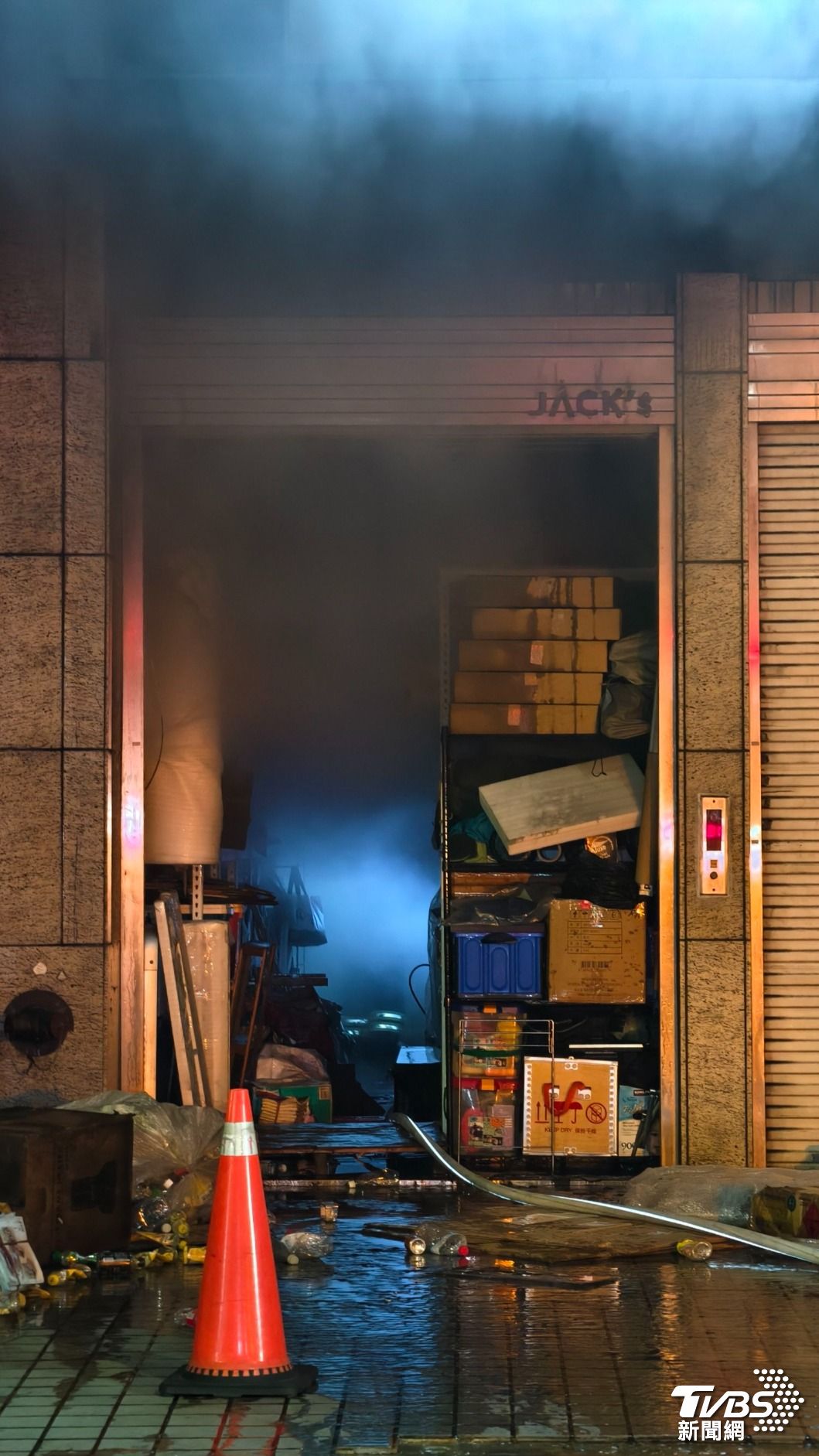 火災起火點位於一樓的露營用品店,一度煙霧濃厚。(圖/陳冠宇攝)