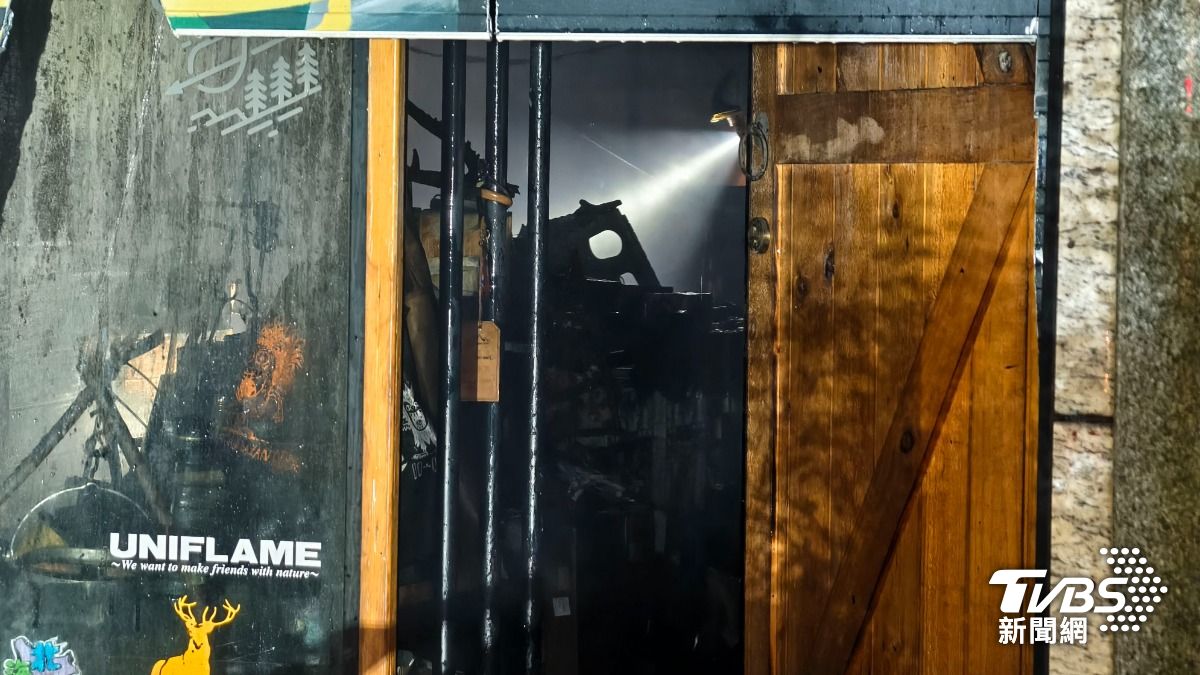 露營用品店老闆研判起火點在櫃台下方,推測與電線短路有關,目前初估財損約新台幣50萬元。(圖/陳冠宇攝)