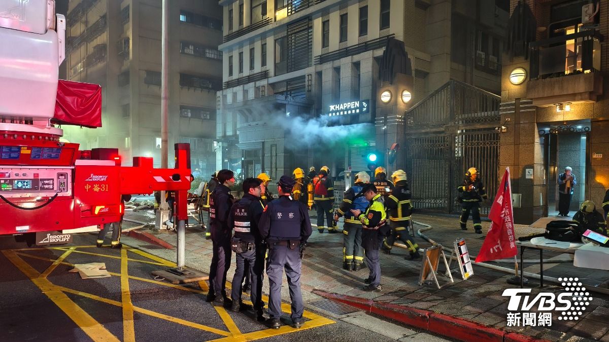 警消共疏散53名民眾,並引導6名未及時離開的住戶撤離,合計59人全數安全。(圖/陳冠宇攝)