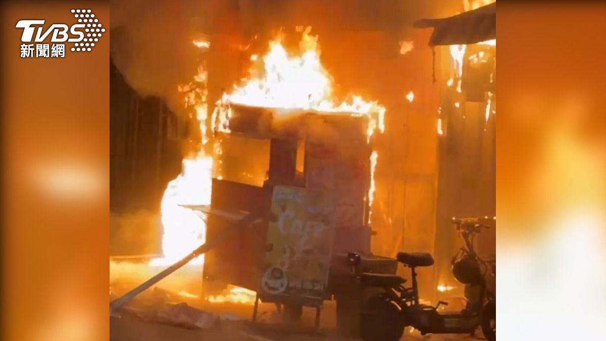 消防抵達時鐵皮屋、攤車全面燃燒。（圖／民眾提供）